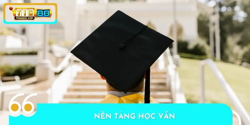 Minh là cây bút có nền tảng học vấn vững chắc trong sự nghiệp